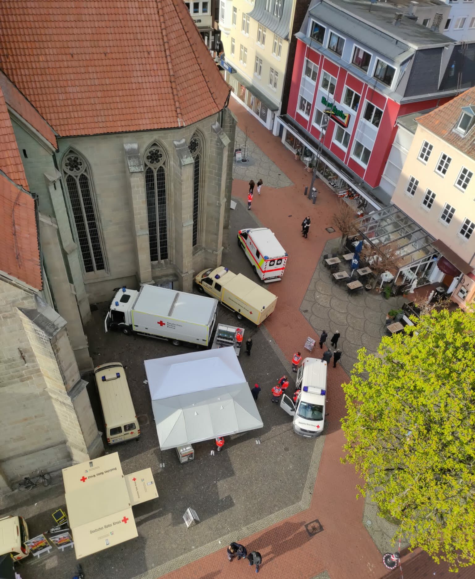 DRK Fahrzeuge auf dem Marktplatz