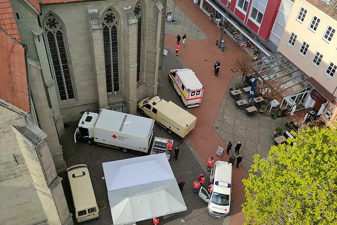 DRK Fahrzeuge auf dem Marktplatz